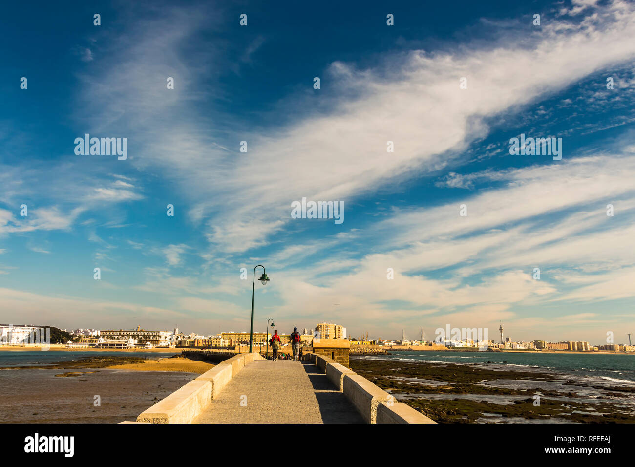 Cádiz, España - Dec, 2018: Paseo Fernando Quiñones sendero de piedra que conduce a la ciudad de Cádiz Foto de stock