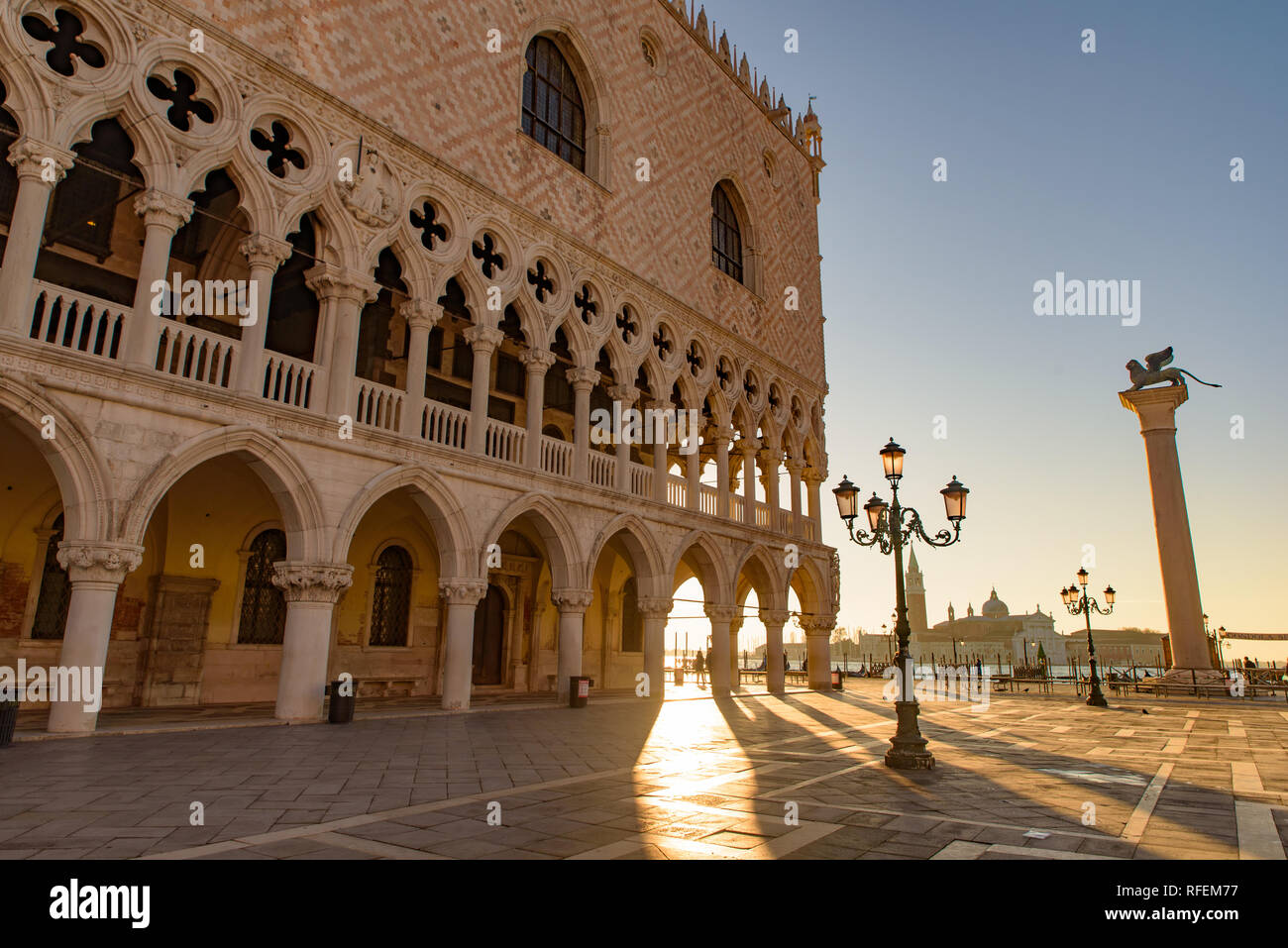 La Plaza de San Marcos (Piazza San Marco) en el amanecer del tiempo, Venecia, Italia Foto de stock