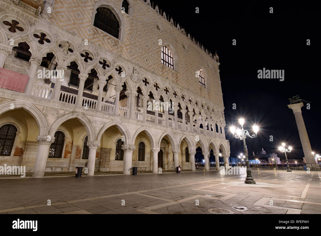 Vista nocturna de la plaza de San Marcos (Piazza San Marco), Venecia, Italia Foto de stock