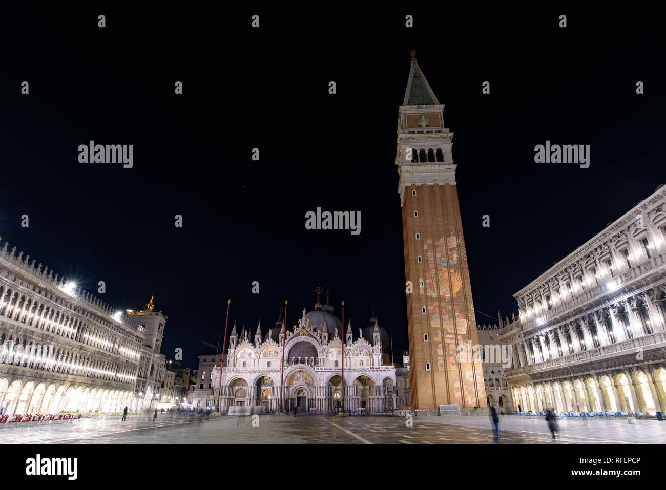 Vista nocturna de la plaza de San Marcos (Piazza San Marco), Venecia, Italia Foto de stock