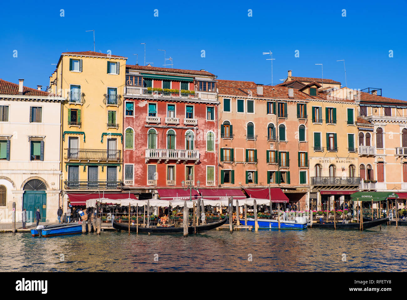 Antiguos edificios por canal de Venecia, Italia Foto de stock