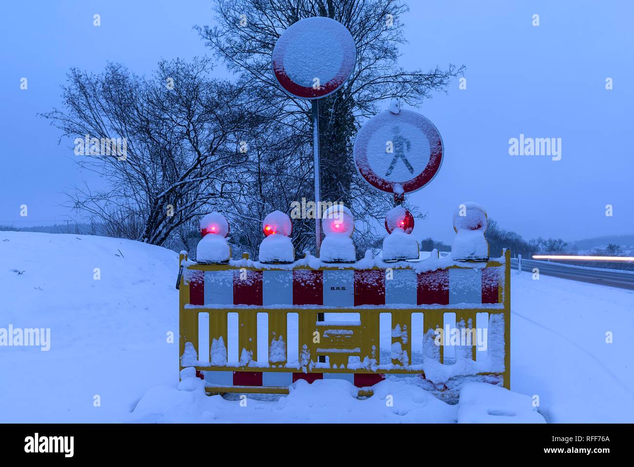 Barrera de nieve iluminada en invierno al atardecer, Baviera, Alemania Foto de stock