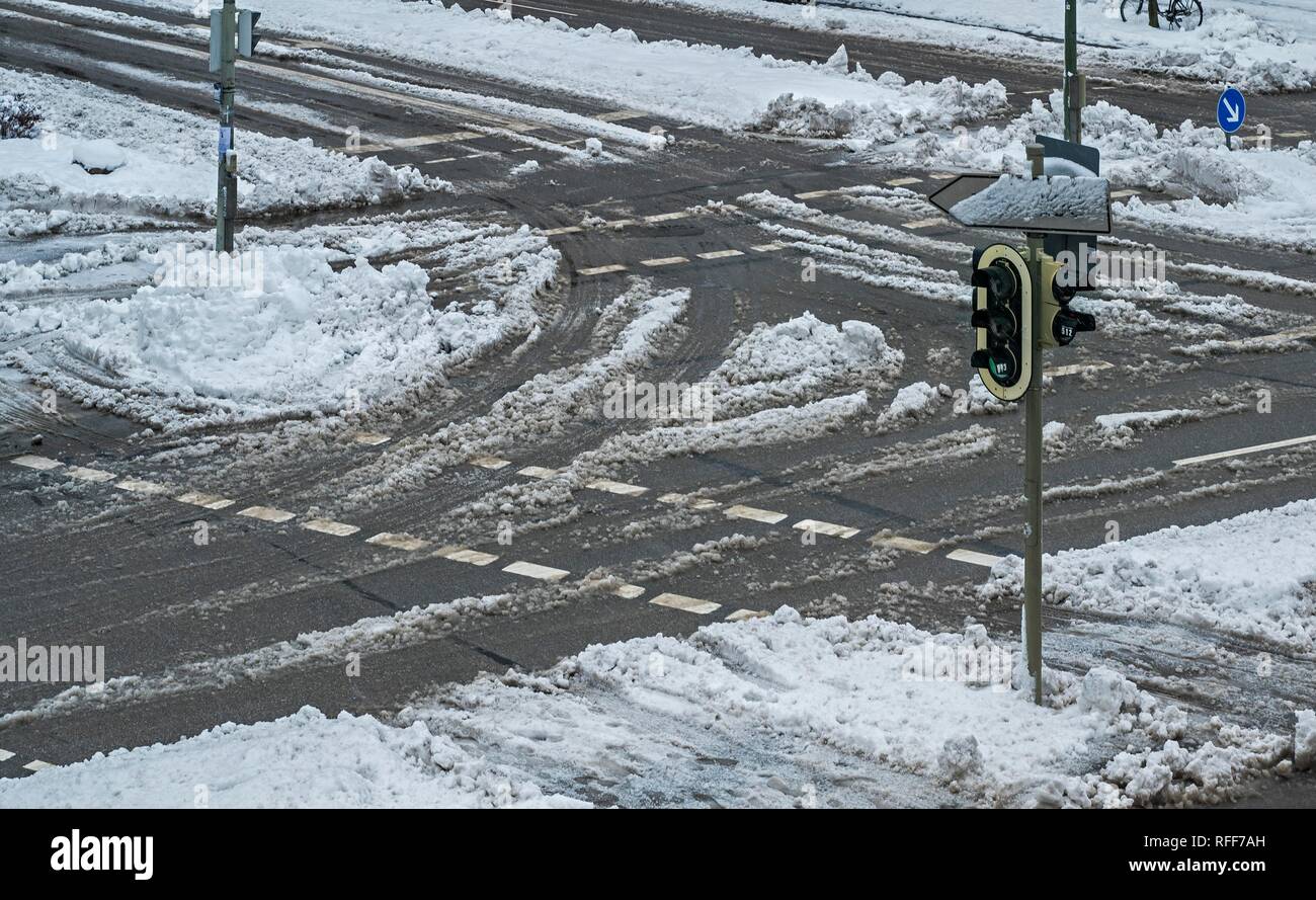 Cruce de caminos con nieve, aguanieve, Munich, la Alta Baviera, Baviera, Alemania Foto de stock