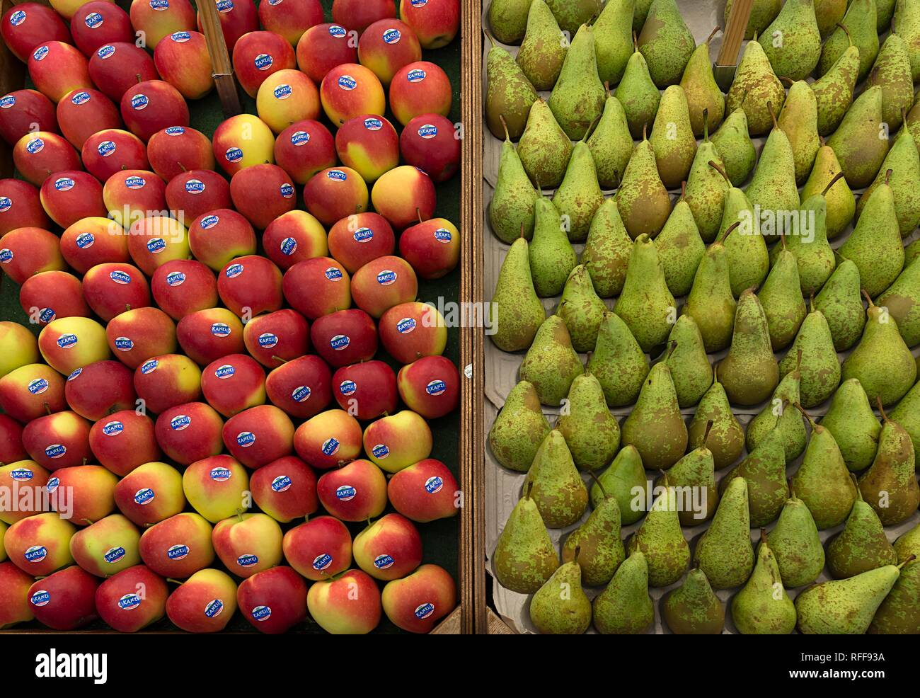 Manzano (Malus) y Peras (Pyrus) en cajas en un puesto de frutas, Países Bajos Foto de stock