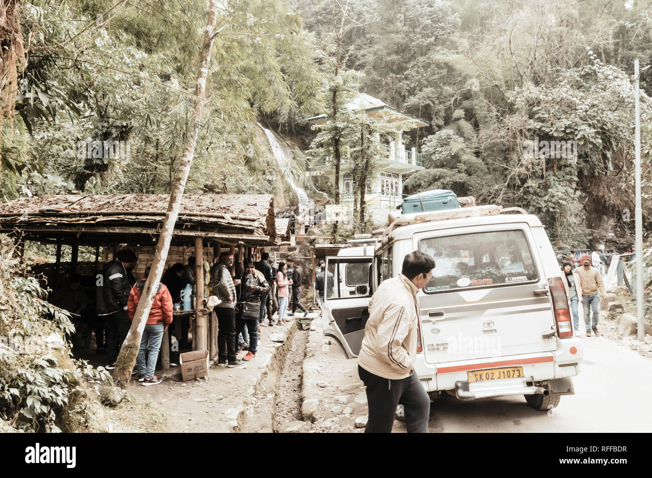 Lachung, Sikkim, Gangtok, India, 1st, enero de 2019: las personas que toman un turista detener cerca de Butterfly cascadas o siete Hermanas cascadas en el camino ROUT. Foto de stock