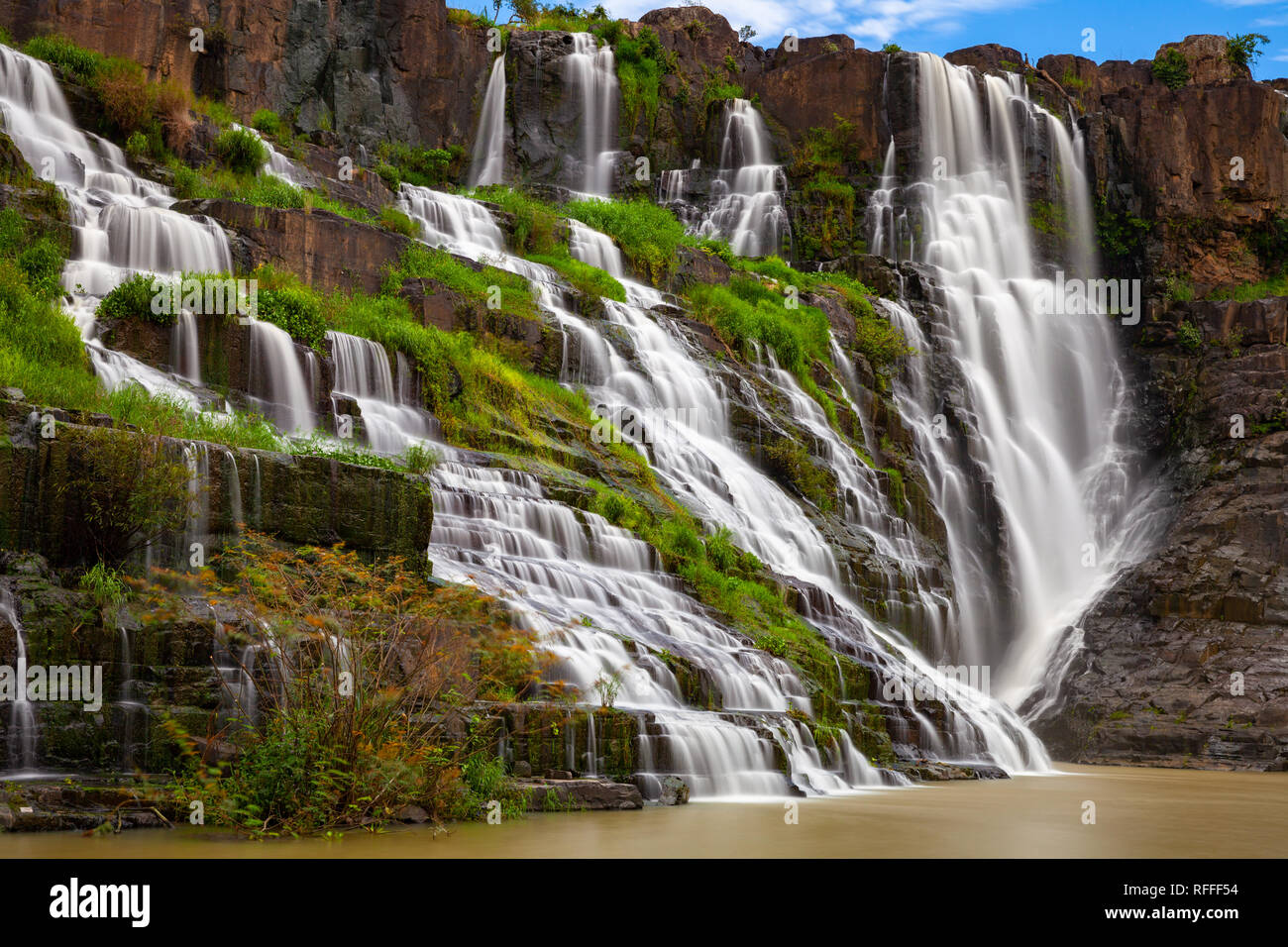 Un tiempo de exposición de las hermosas cascadas Pongour situado cerca de Dalat, Vietnam Foto de stock