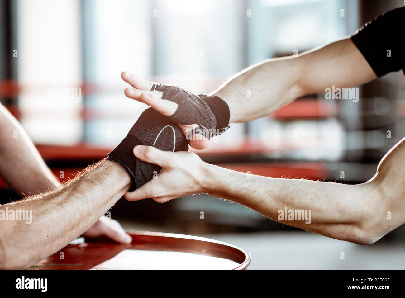 concentrado en vendas de mano rojas. preparándose para el entrenamiento de  boxeo en el gimnasio. mujer rubia adulta 8451038 Foto de stock en Vecteezy