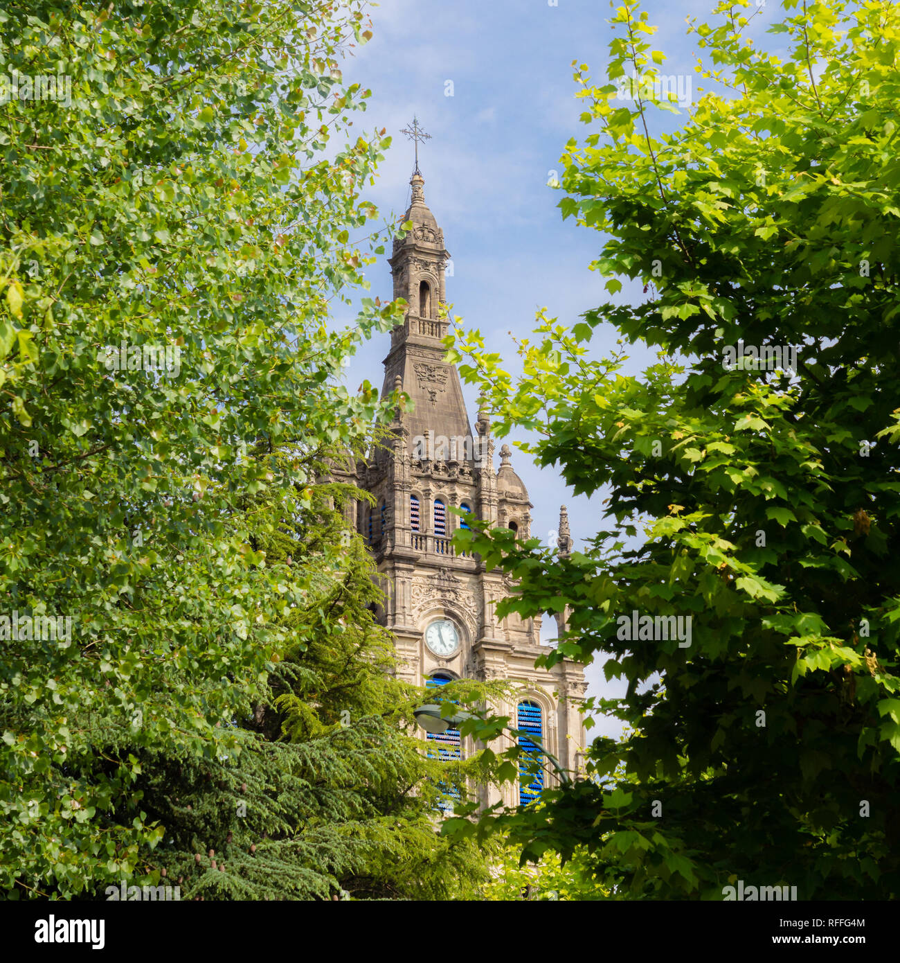 Vista de la iglesia de Begoña entre los árboles en Bilbao, España Foto de stock