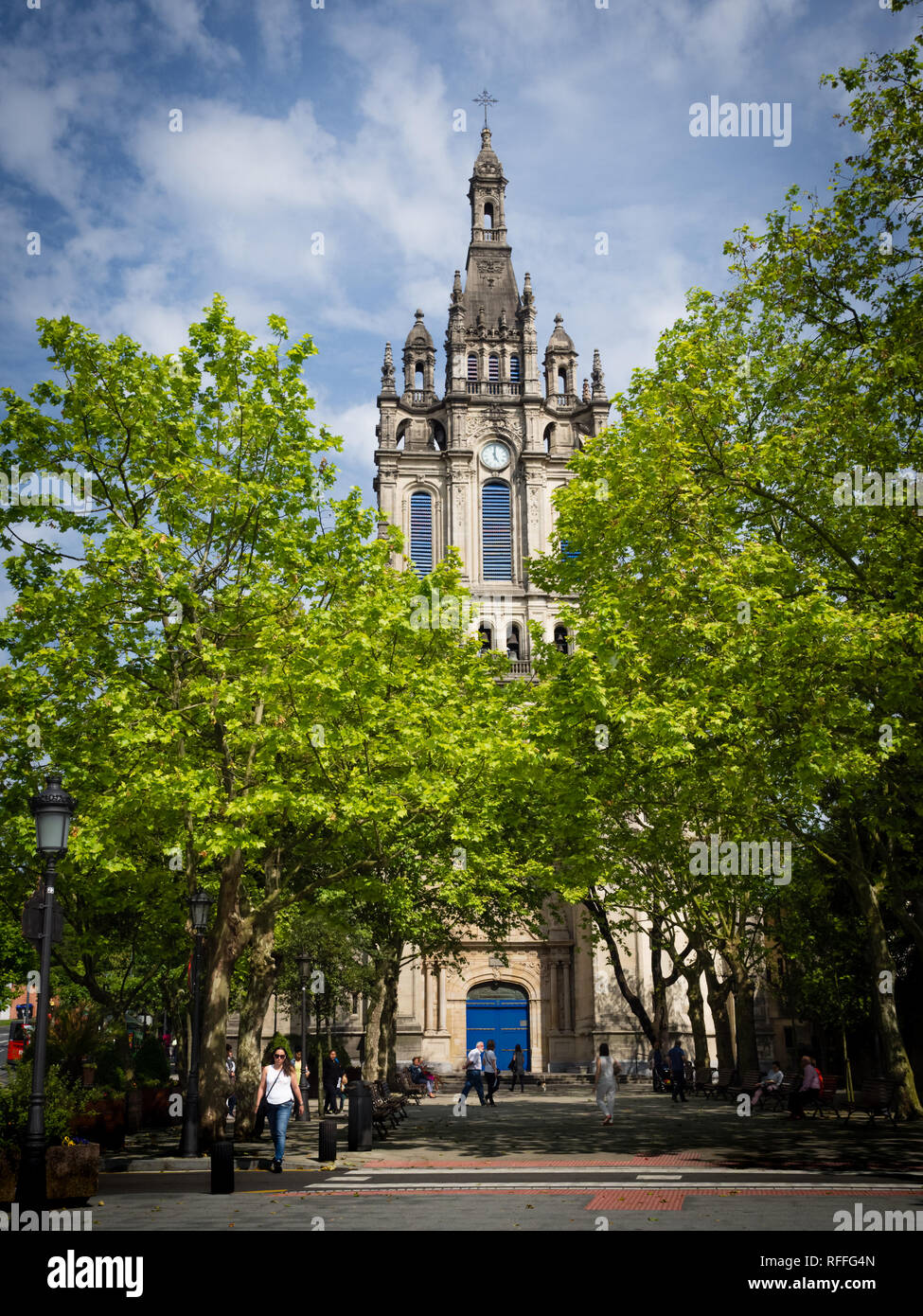 Vista de la iglesia de Begoña entre los árboles en Bilbao, España Foto de stock