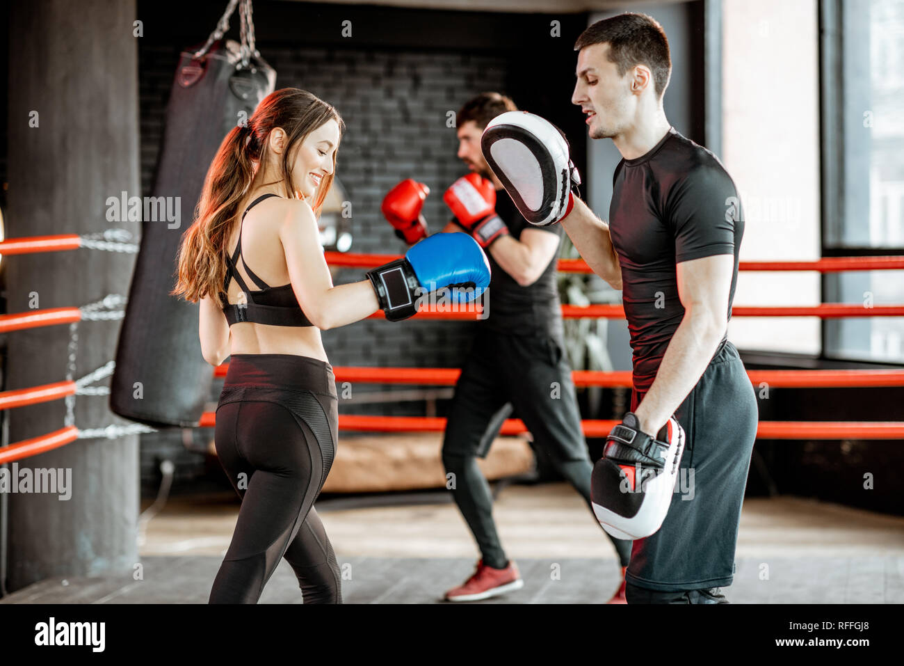 Joven Atractiva Mujer De Fitness Europea Con Guantes De Boxeo Posando En  Estudio Imagen de archivo - Imagen de deportivo, deporte: 233542393