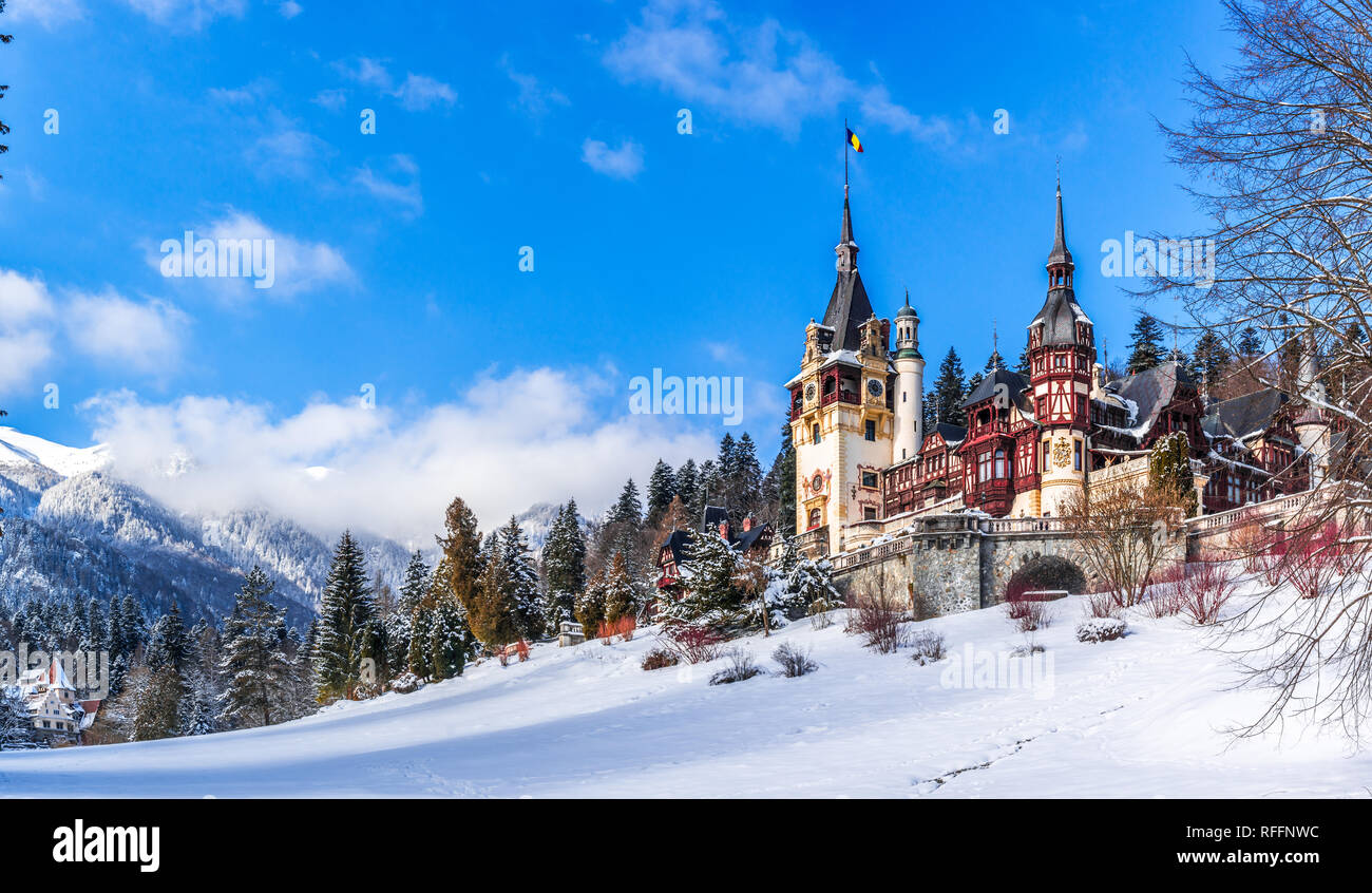 Sinaia, Rumania: el Castillo de Peles en un hermoso día de invierno Foto de stock