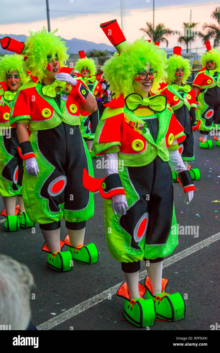Santa Cruz de Tenerife, España, Islas Canarias el 13 de febrero de 2018: Carnaval bailarines en el desfile en el Carnaval de Santa Cruz de Tenerife. Foto de stock