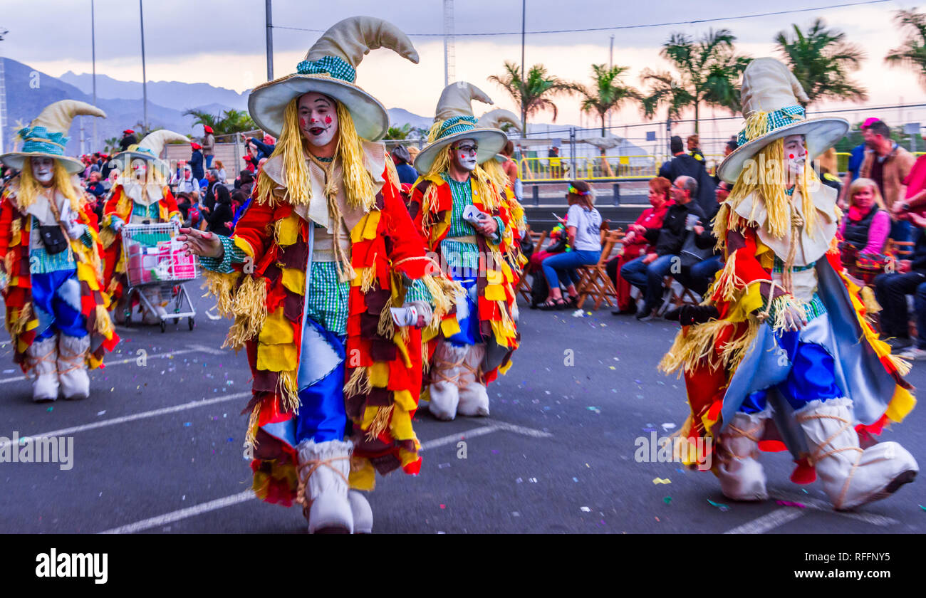 Santa Cruz de Tenerife, España, Islas Canarias el 13 de febrero de 2018: Carnaval bailarines en el desfile en el Carnaval de Santa Cruz de Tenerife. Foto de stock
