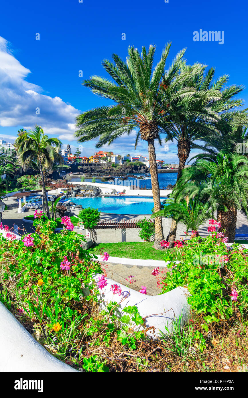Puerto de la Cruz, Tenerife, Islas Canarias, España: bellamente piscinas de agua salada en el puerto de la Cruz Foto de stock