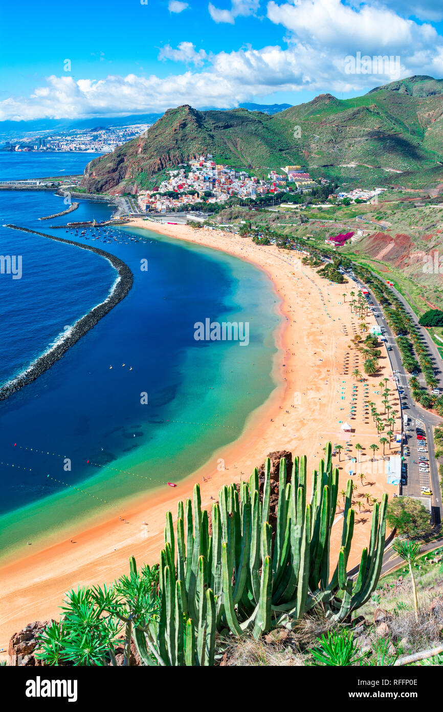 Las Teresitas, Santa Cruz de Tenerife, Islas Canarias, España: playa Las Teresitas y San Andrés village Foto de stock