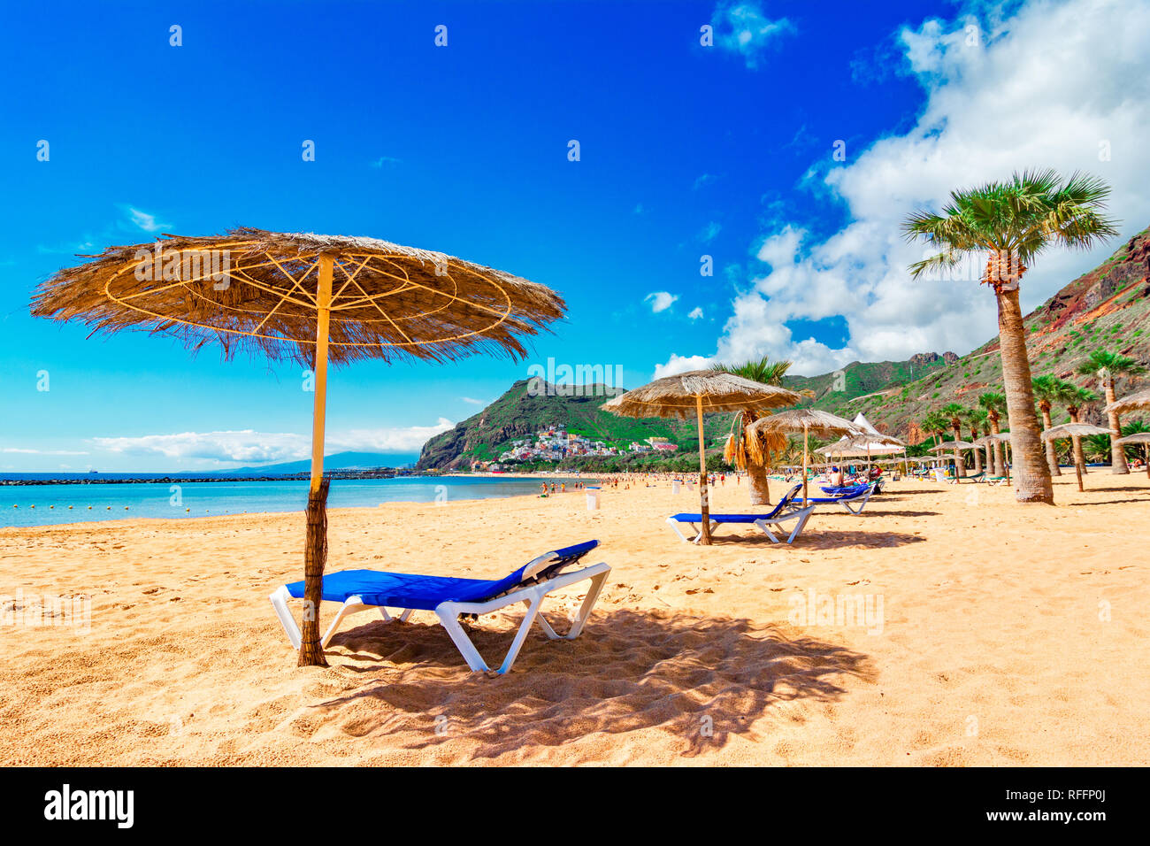 Las Teresitas, Santa Cruz de Tenerife, Islas Canarias, España: imagen escénica de la playa Las Teresitas y San Andrés village Foto de stock
