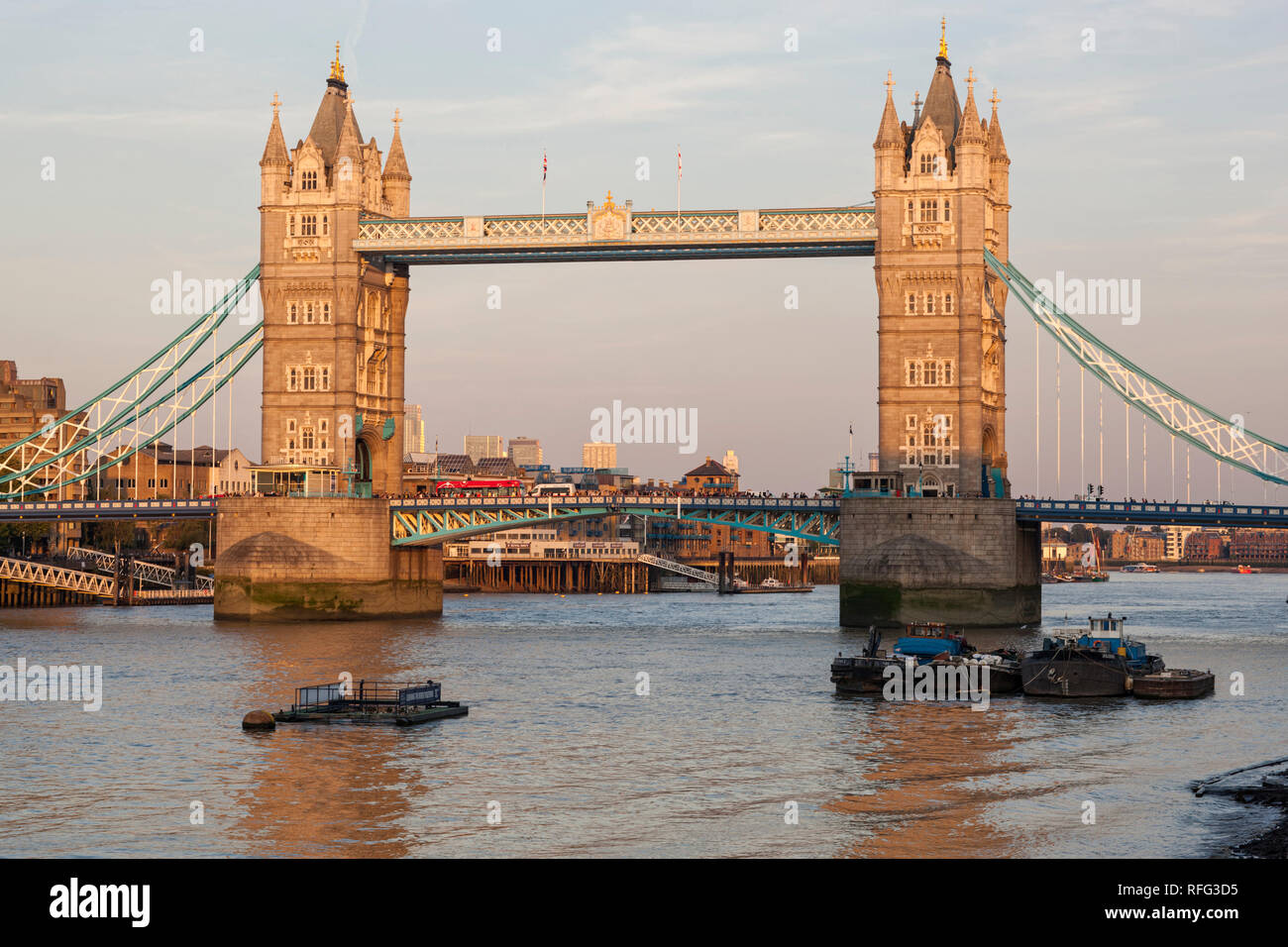 Tower Bridge tomada desde el Támesis Foto de stock