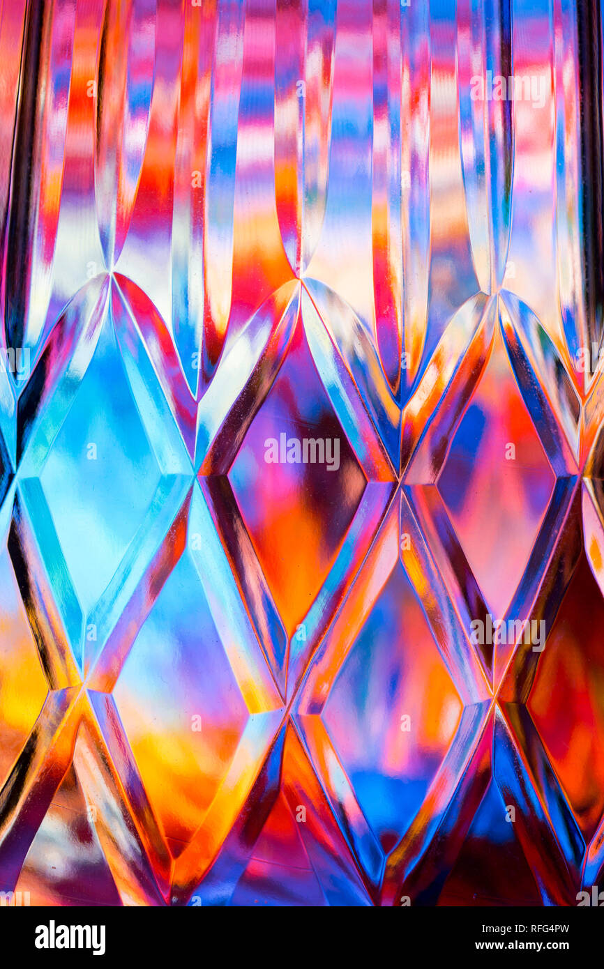 Diamante abstracto fondo de textura de una colorida imagen distorsionada a  través de un jarrón de cristal de plomo Fotografía de stock - Alamy