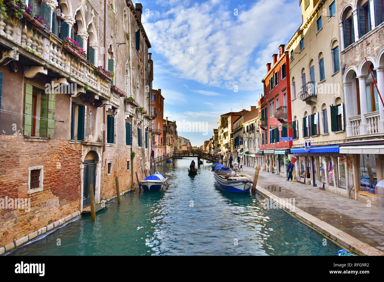 Antiguos edificios por canal de Venecia, Italia Foto de stock