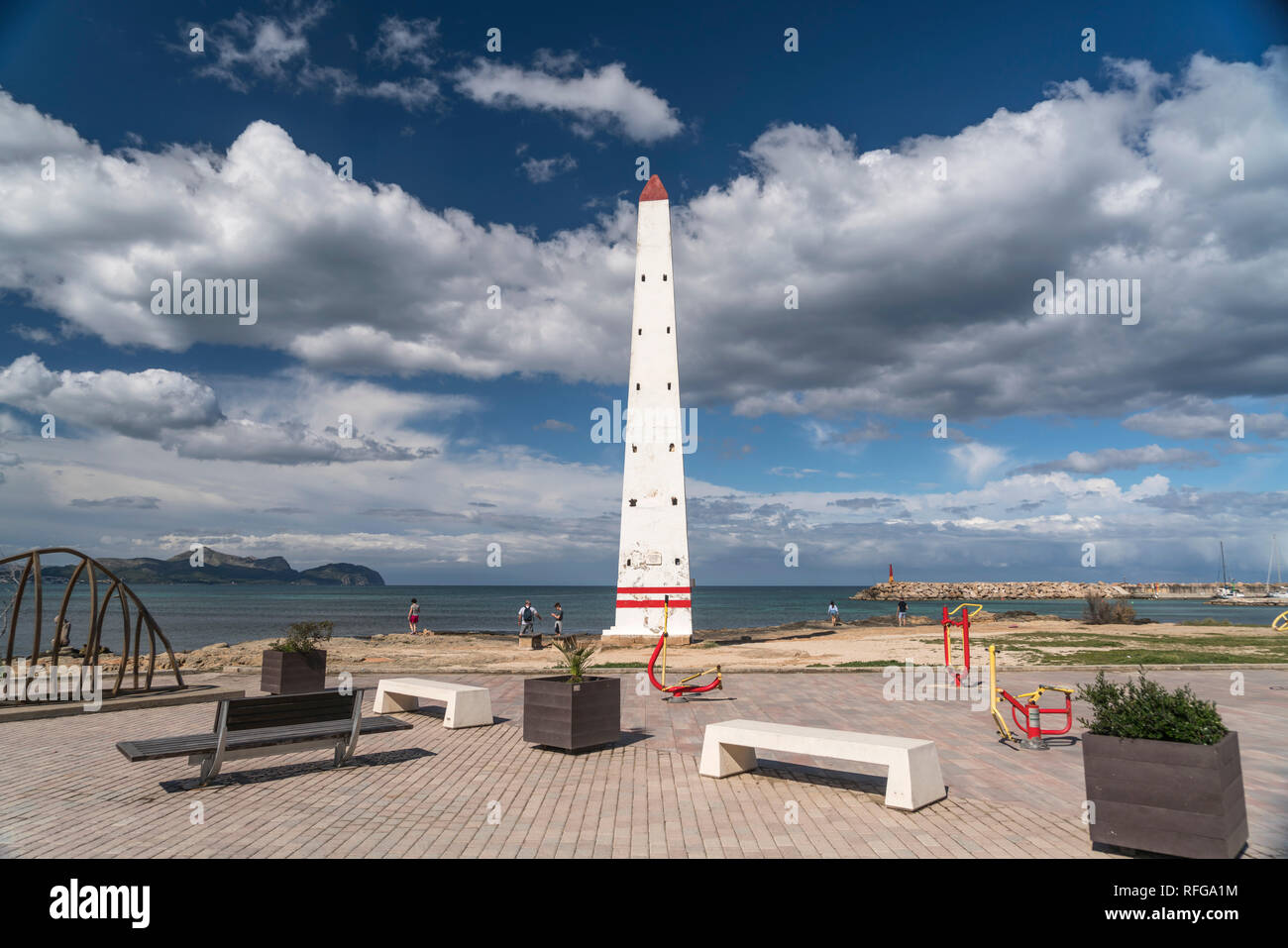 Obelisco an der Uferpromenade, Can Picafort, Mallorca, Balearen, Spanien | obelsik en el paseo de la playa de Can Picafort, Mallorca, Islas Baleares, Foto de stock