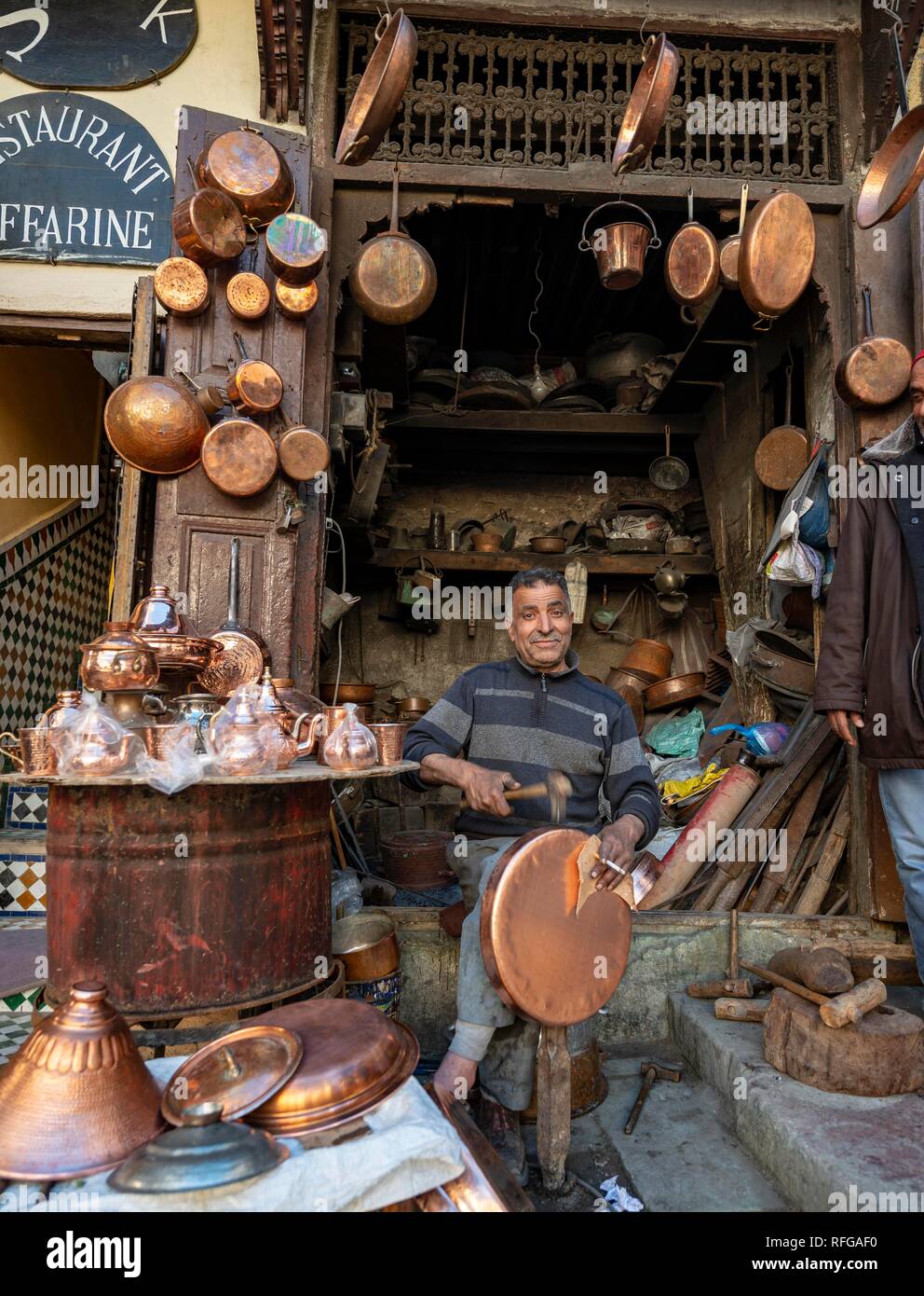 Calderero en el trabajo, el mercado del cobre, Plaza Seffarine, Fez el Bali, Fez, Marruecos Foto de stock