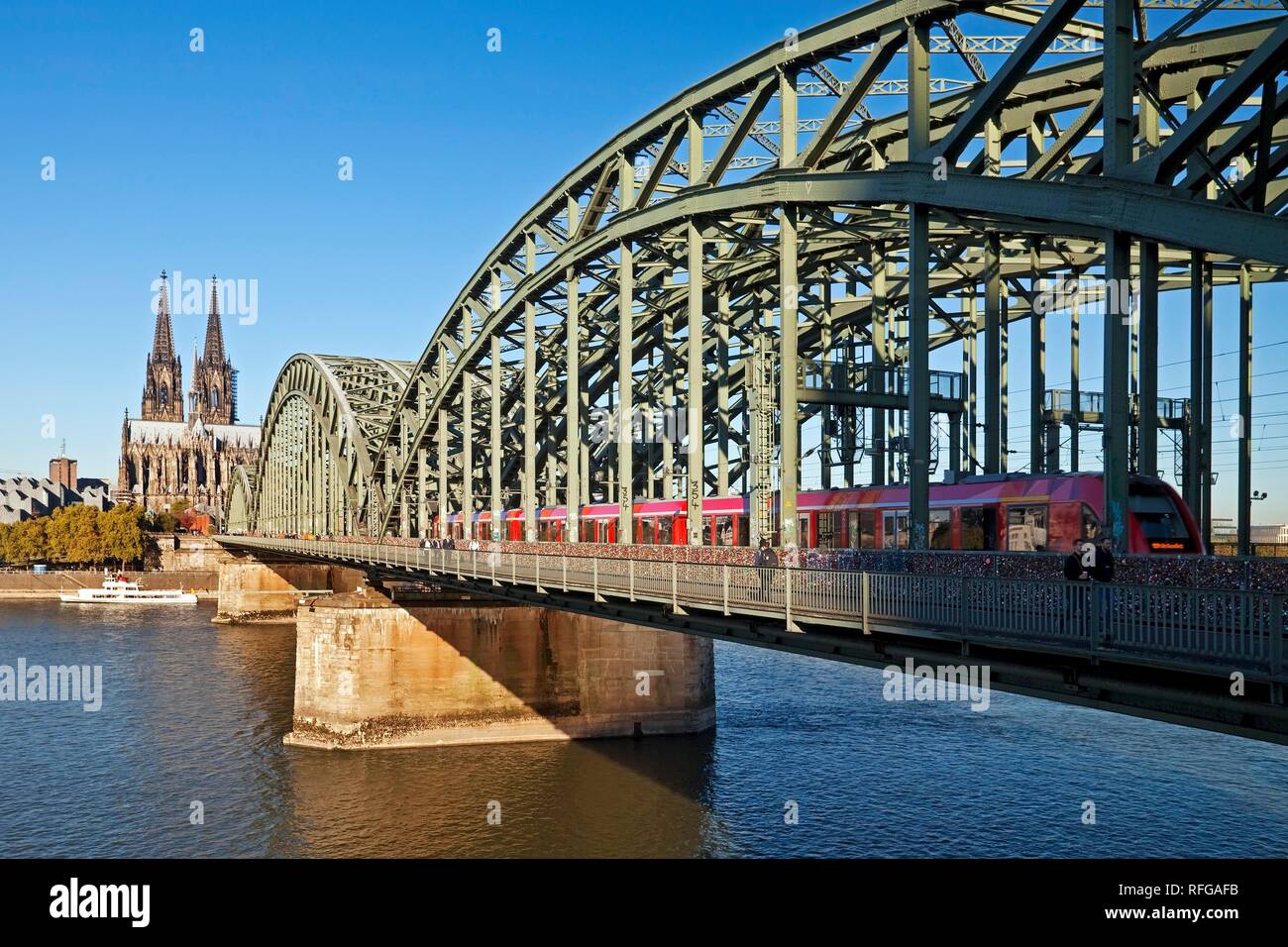 La Catedral de Colonia con el tren regional sobre el puente Hohenzollern y el Río Rin, Colonia, Renania, Renania del Norte-Westfalia Foto de stock