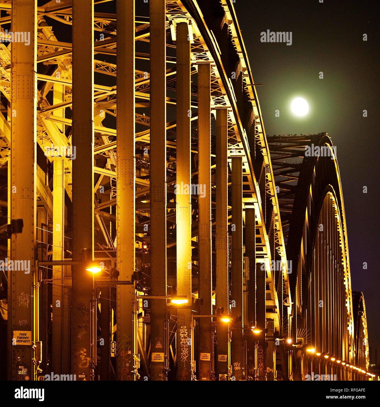 Puente Hohenzollern en Luna Llena, Colonia, Renania, Renania del Norte-Westfalia, Alemania Foto de stock