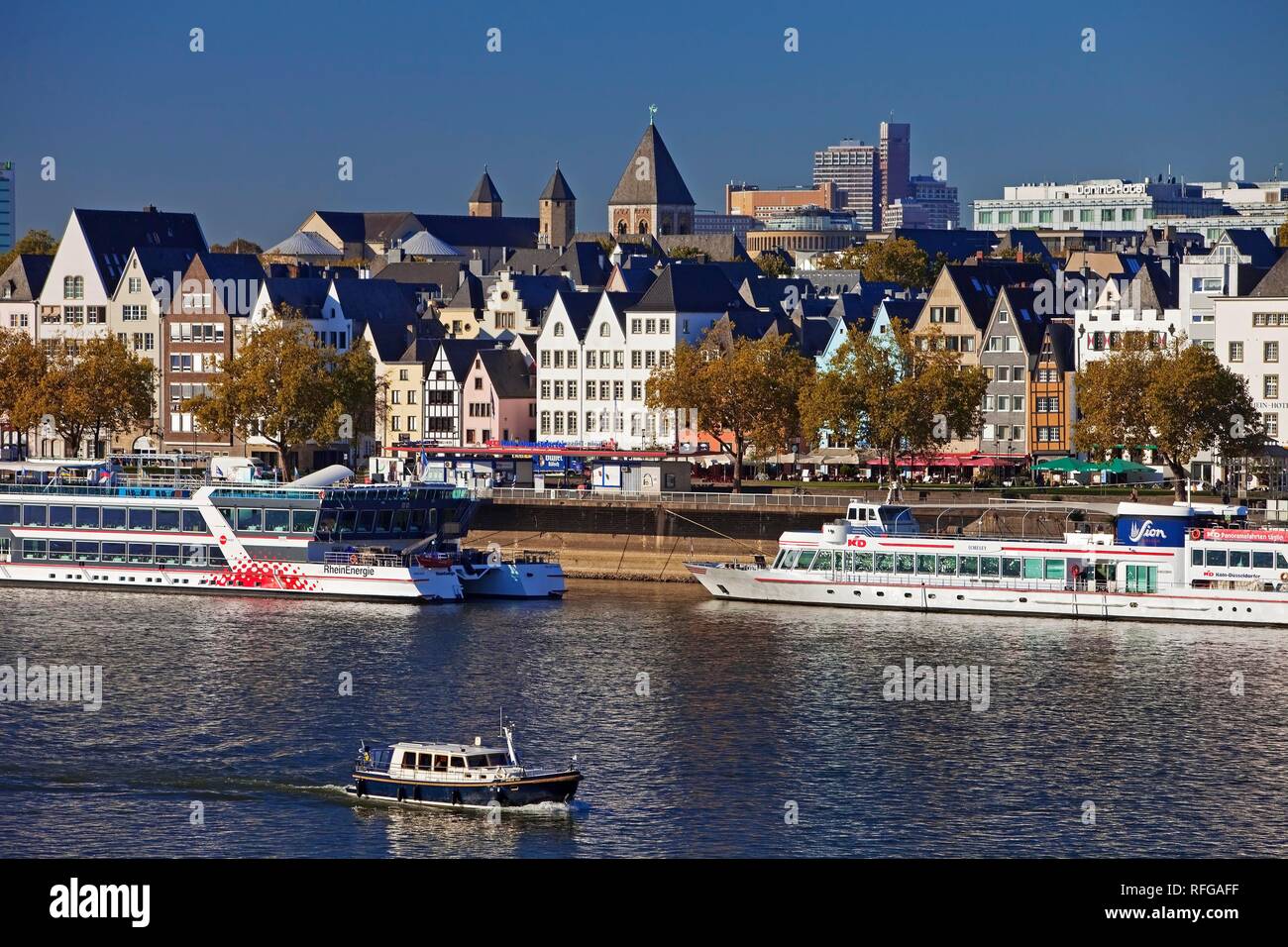 Rin con buques en la parte delantera del casco antiguo de la ciudad, Colonia, Renania, Renania del Norte-Westfalia, Alemania Foto de stock
