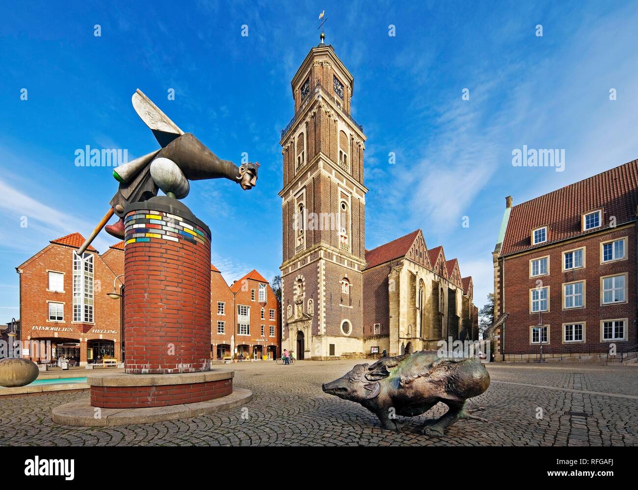 St Lamberti iglesia con esculturas, market place, los distritos de Coesfeld, Münsterland, Renania del Norte-Westfalia, Alemania Foto de stock
