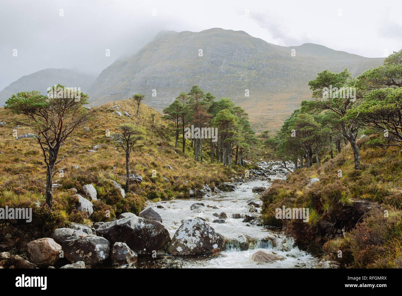 Una vista del río Rooill Coire Alt y alrededores cerca de Torridon, Escocia Foto de stock