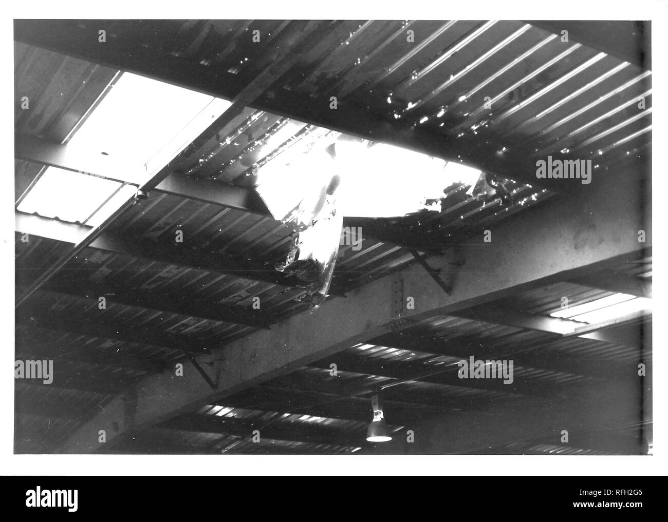 Fotografía en blanco y negro, mostrando el interior de un disparo de un edificio militar, con un agujero en su techo de metal corrugado, fotografiados durante la Guerra de Vietnam, 1968. () Foto de stock