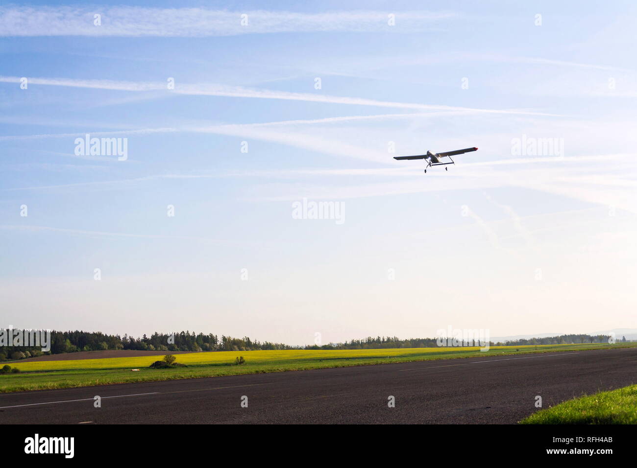 Vigilancia del vehículo aéreo no tripulado teledirigido con luz y cámara  aterrizar en la pista del aeropuerto, tierra, aeródromo, soleada mañana de  verano, drone entrega Fotografía de stock - Alamy