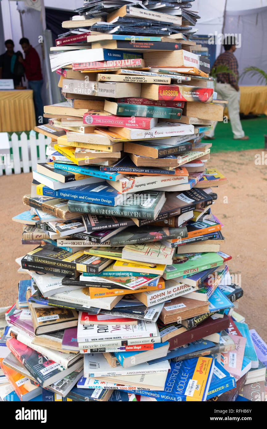 Hyderabad, India. El 25 de enero de 2019. Pila de libros en pantalla en Hyderabad Festival Literario en Hyderabad, India.El festival tendrá lugar del 25 al 28 de enero, 2019.Crédito: Sanjay Borra/Alamy Live News Foto de stock
