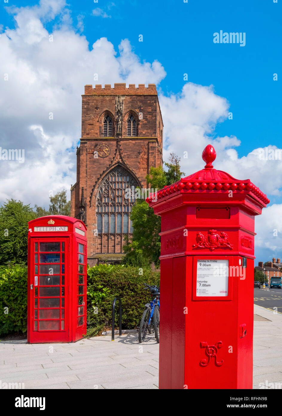 La Abadía de Shrewsbury con un cuadro teléfono rojo y Penfold pilar cuadro, Shropshire, Inglaterra, Reino Unido. Foto de stock