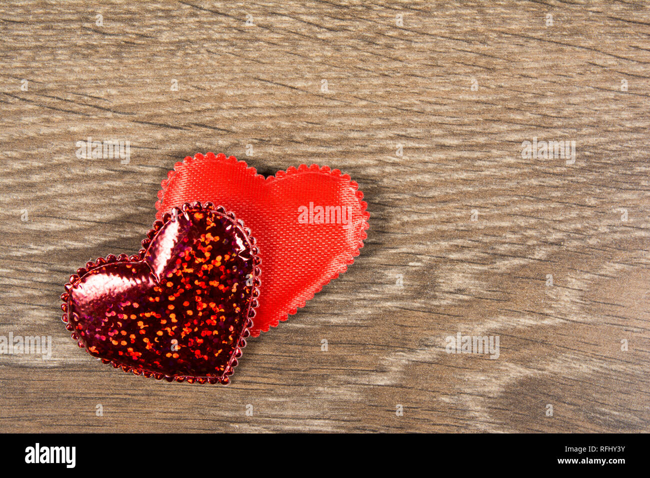 Dos corazones de San Valentín rojo sobre fondo de madera Foto de stock