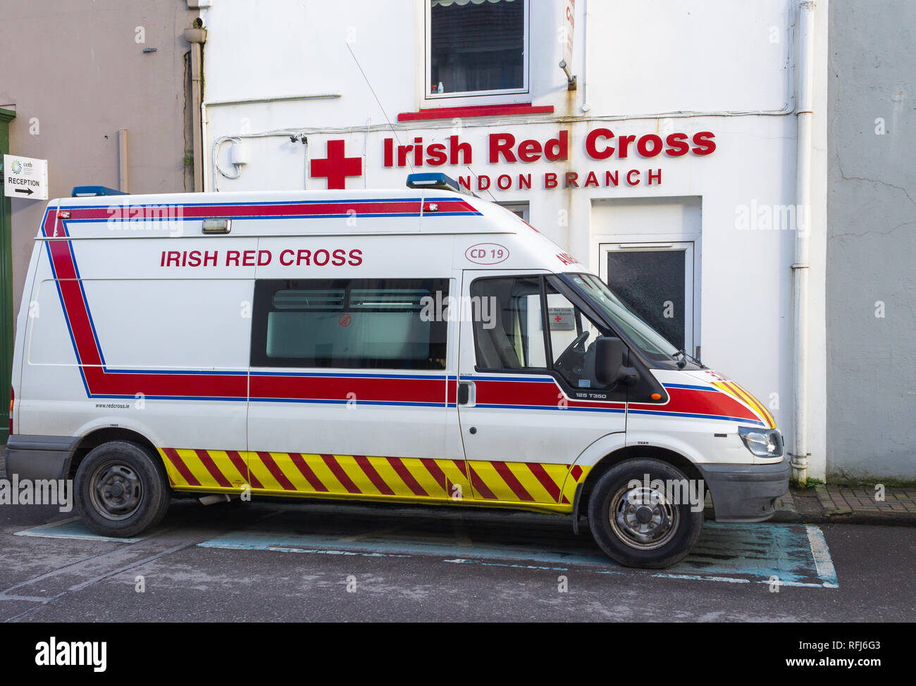 Ambulancia de la Cruz Roja Irlandesa estacionados fuera de cruz roja sucursal bandon Irlanda Foto de stock