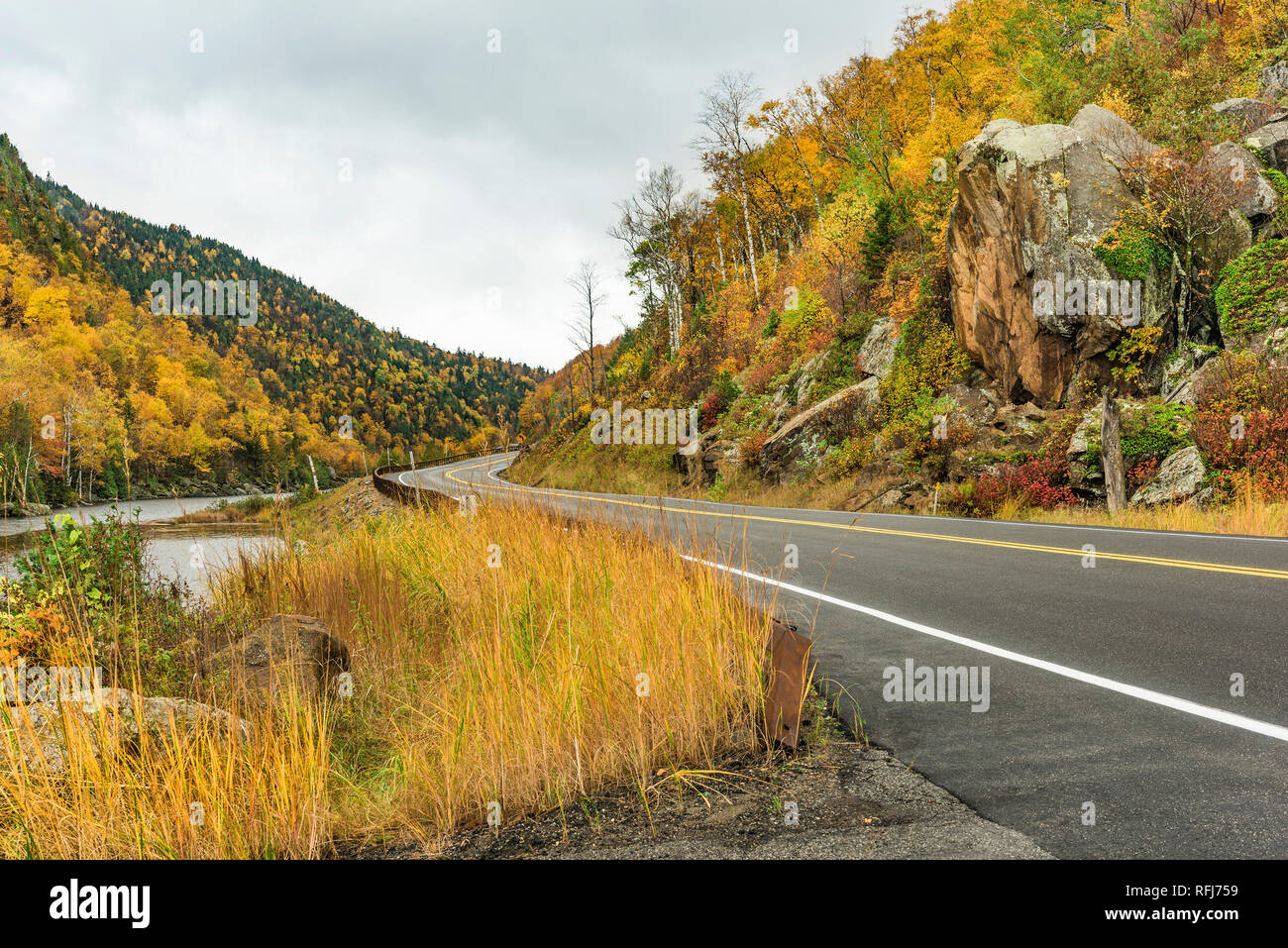 Rt 73 atraviesa montañas Adirondack y Upper Cascade Lake en otoño, altos picos región, Essex County, NY Foto de stock