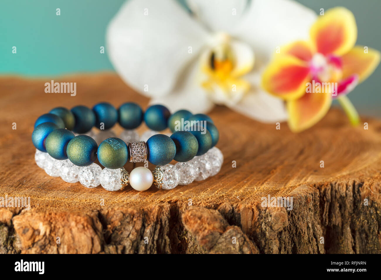 La mujer exquisita pulseras hechas de piedras naturales, ágata y cuarzo de  azúcar con los accesorios que están incrustados de cubic zirconias.  Close-up. Studio Fotografía de stock - Alamy