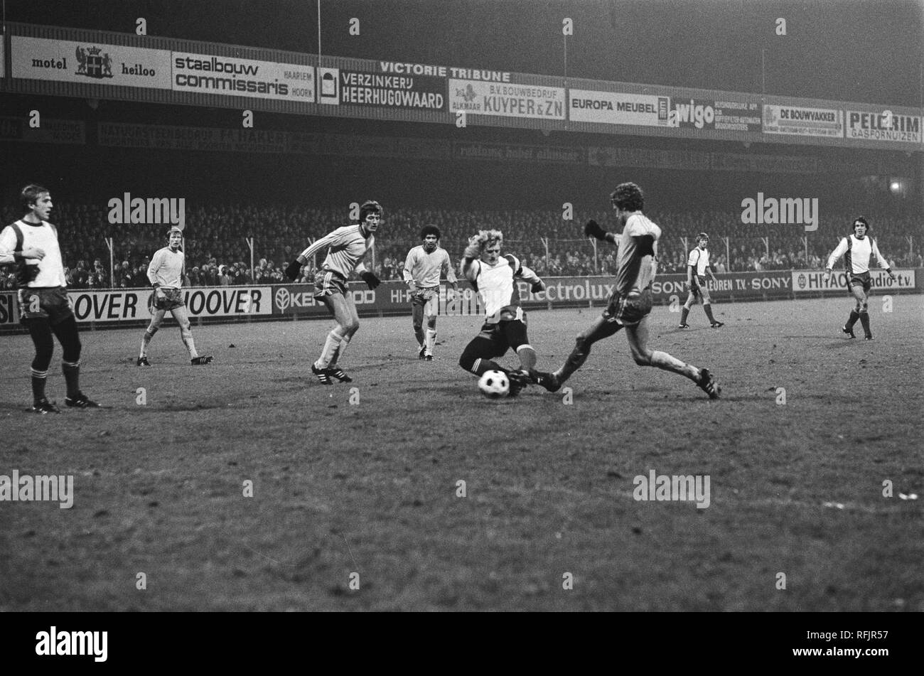 Feyenoord against Radnicki Nis 1-0 UEFA-cup. Jan van Deinsen (l