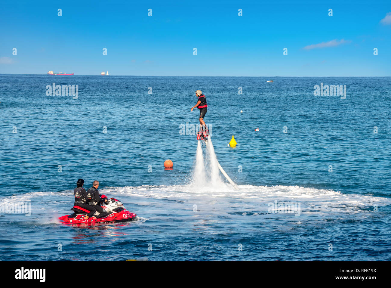 Nuevo tipo popular de extrema deporte acuático llamado flyboard en St. Julians bay. Malta Foto de stock