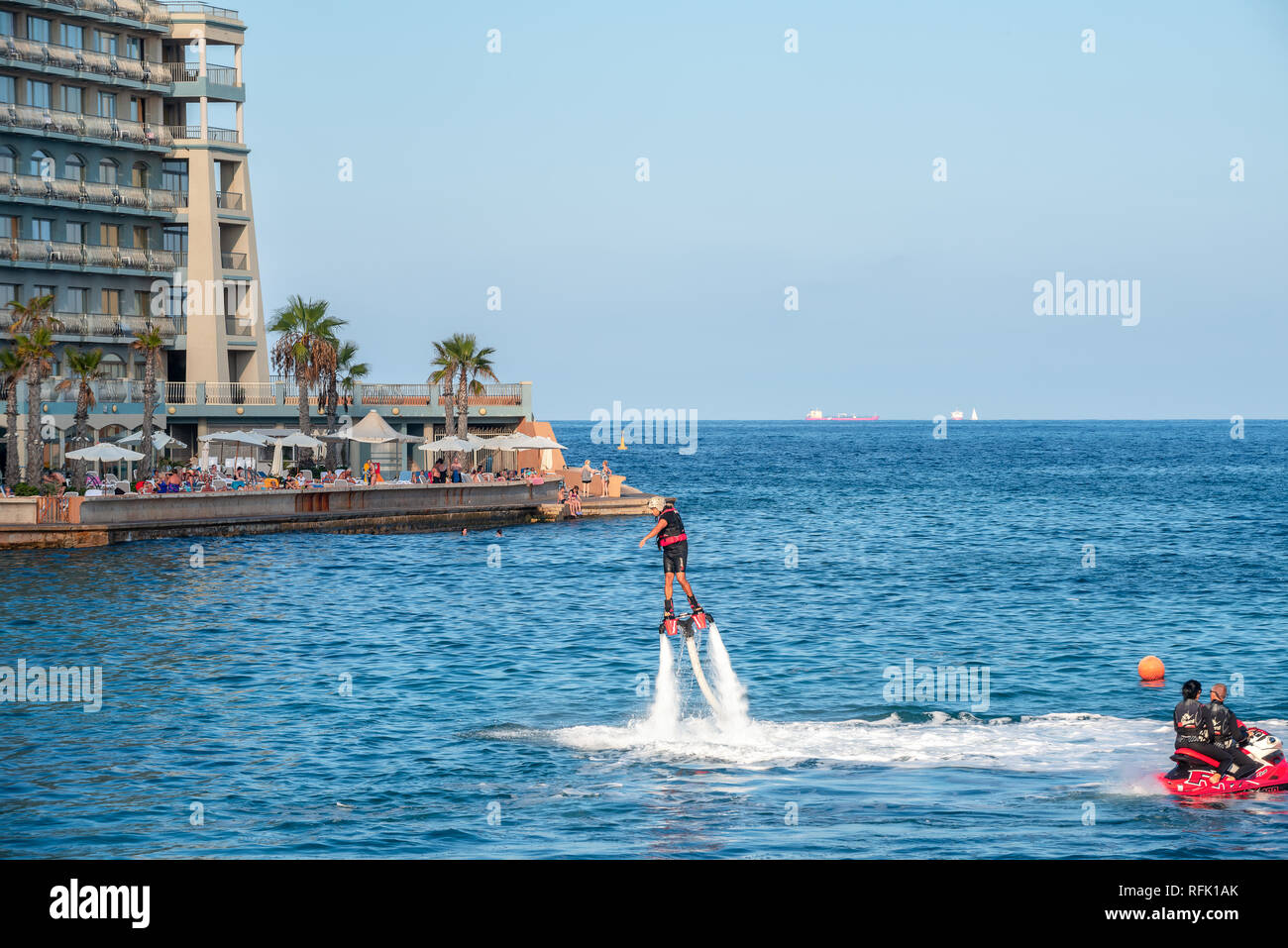 Nuevo tipo popular de extrema deporte acuático llamado flyboard en St. Julians bay. Malta Foto de stock