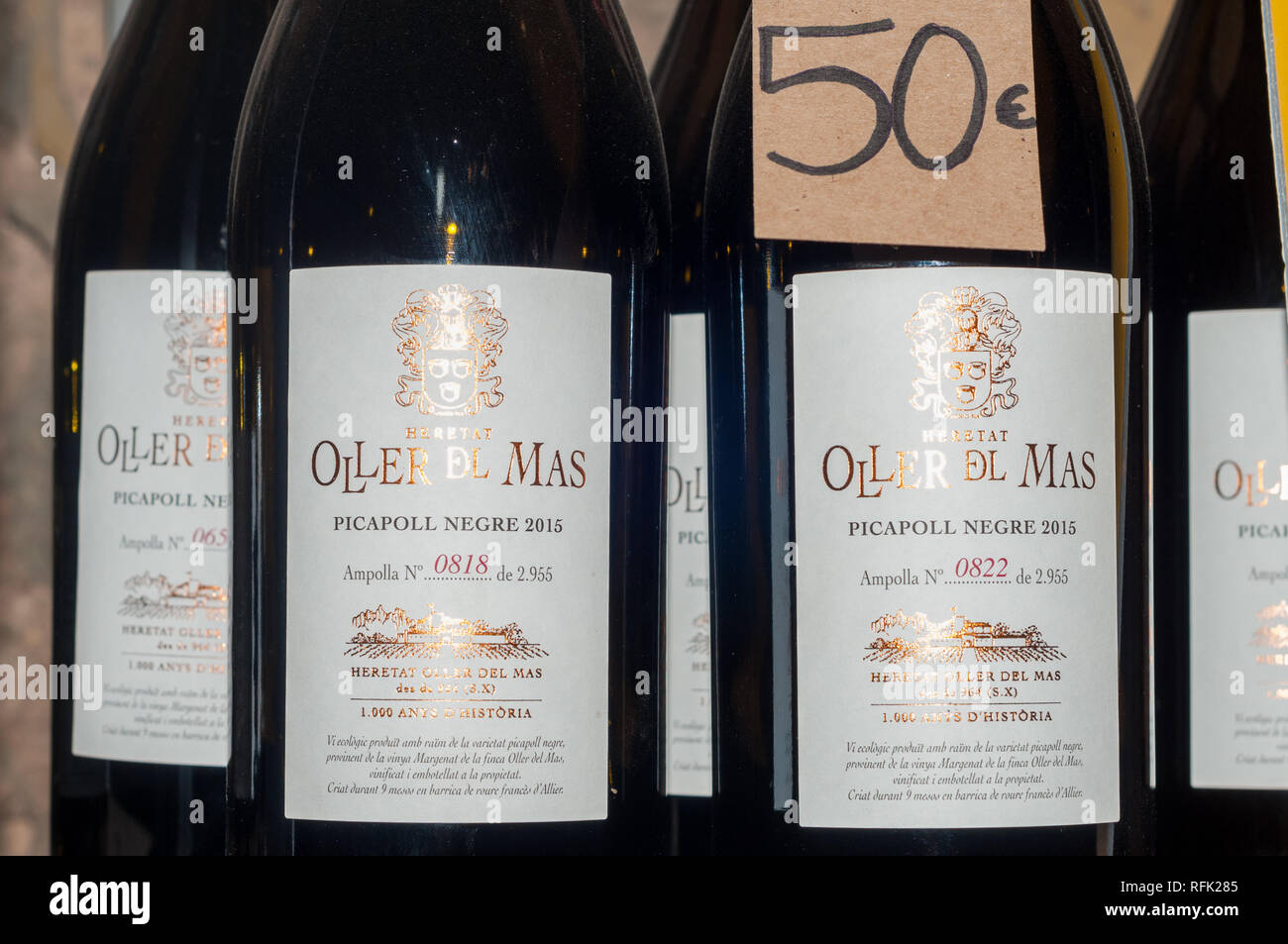 A vender botellas de vino tinto, uvas, picpoul Oller del Mas, Manresa,  Cataluña, España Fotografía de stock - Alamy