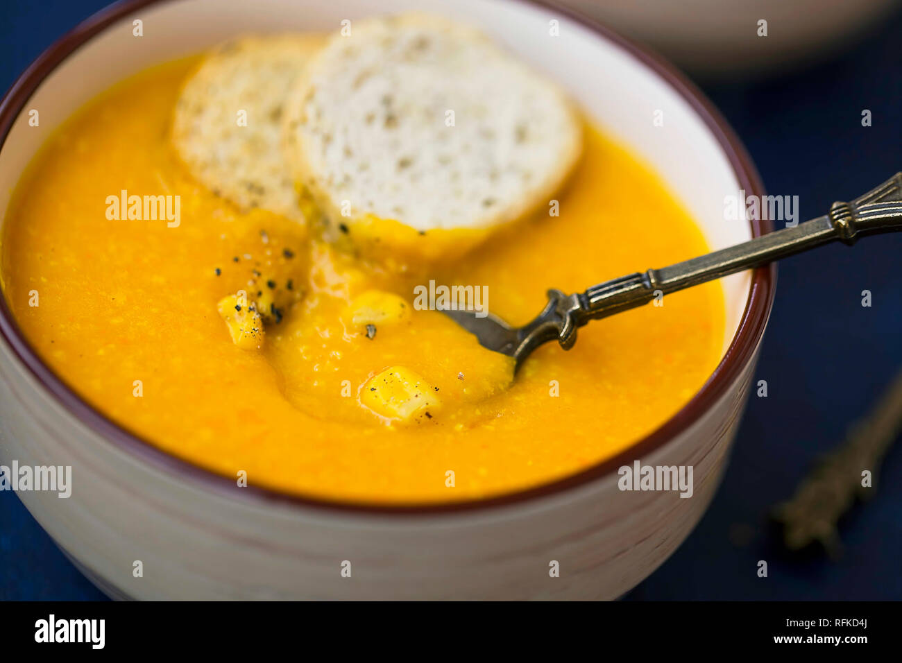 Fresca, deliciosa sopa cremosa de maíz sabroso cálido tazón de sopa crema de verduras de maíz Foto de stock