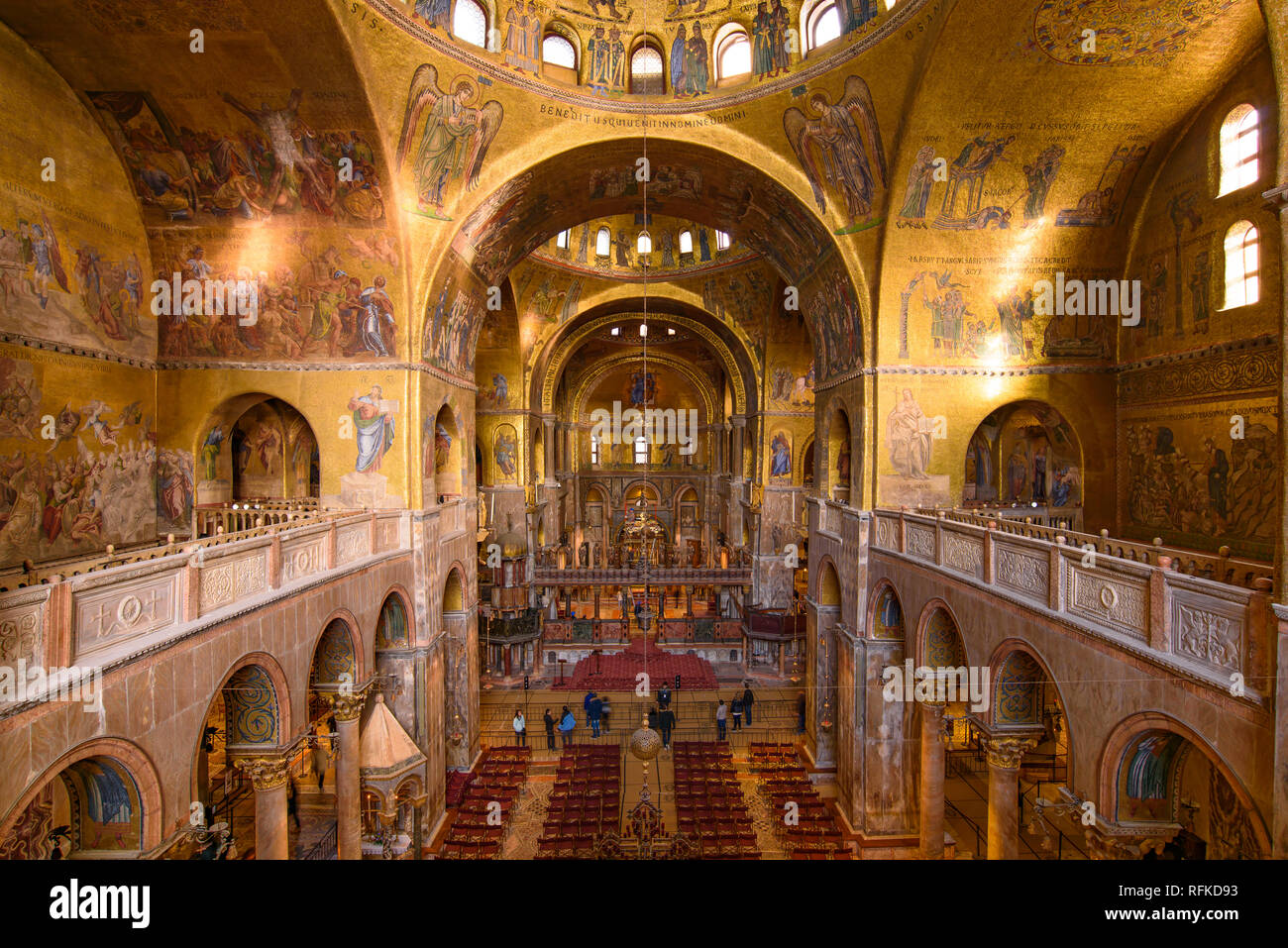 El arte de la decoración de mosaico en el interior de la Basílica de San Marcos, la iglesia de la catedral de Venecia, Italia Foto de stock