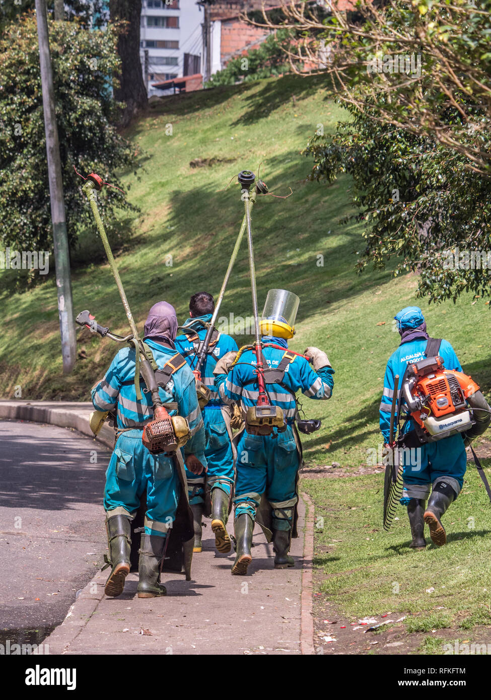 Bogotá, Kolombia - Noviembre 23, 2018: Los trabajadores de uniformes azules  con los cortacéspedes de césped en las calles de Bogotá Fotografía de stock  - Alamy
