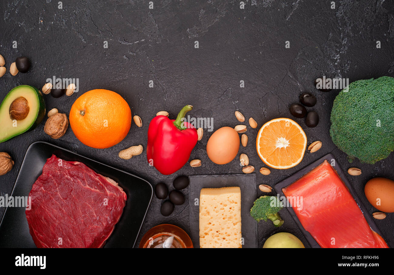 Foto de los productos alimentarios en la tabla de piedra . Espacio vacío en la parte superior del texto. Foto de stock