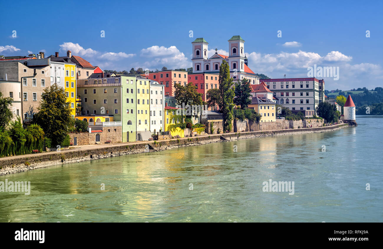 Coloridas casas tradicionales hacia río Inn en el histórico casco antiguo de la ciudad Passau, Alemania Foto de stock