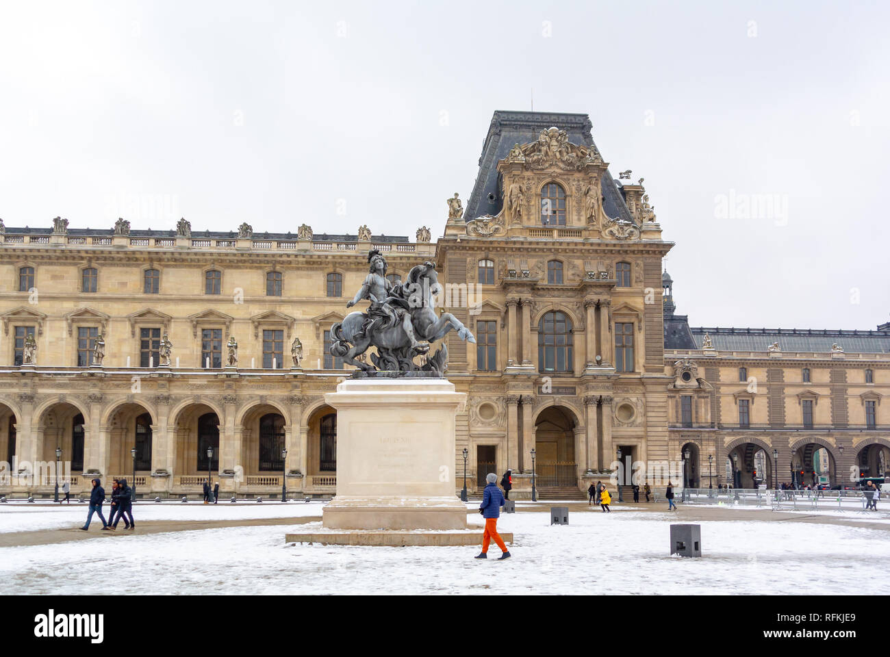 Museo del Louvre bajo la nieve, París, Francia Foto de stock