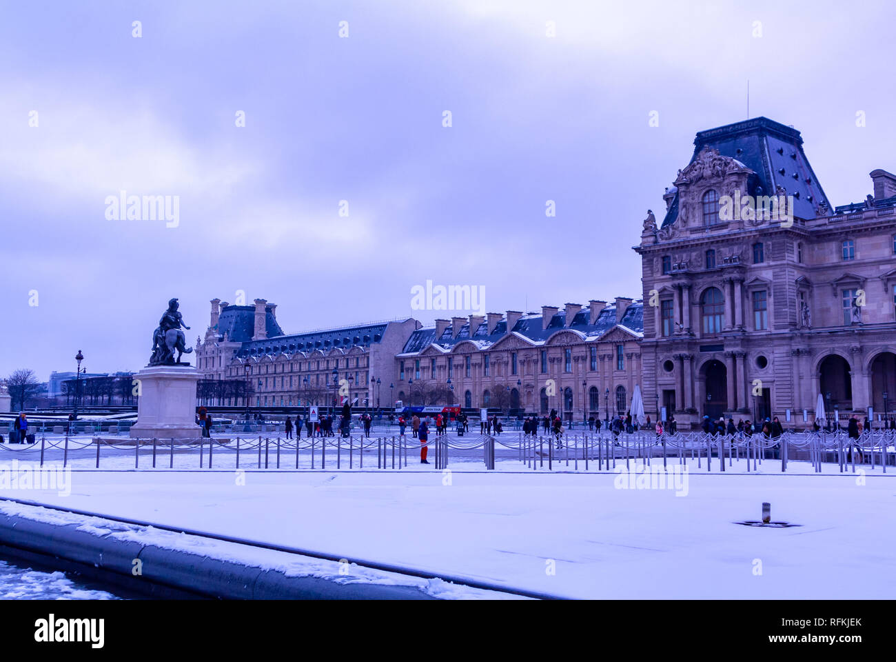 Museo del Louvre bajo la nieve, París, Francia Foto de stock