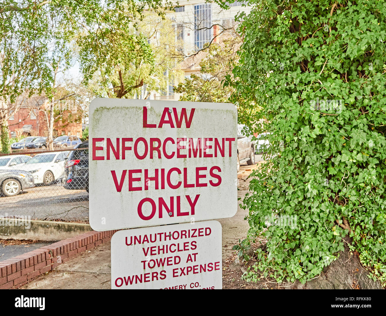 La aplicación de la ley de estacionamiento del vehículo sólo firmar o firmar sólo vehículos policiales. Foto de stock